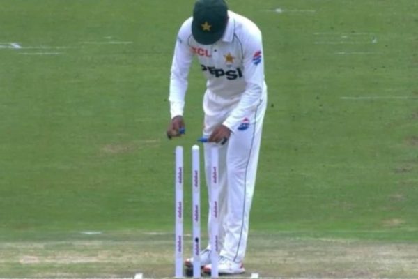 Dm49jkk8 Babar Azam Bail Switch 625x300 28 December 24.jpg