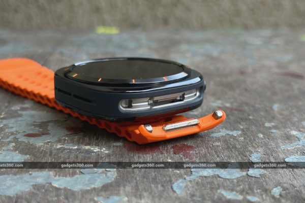 Samsung Galaxy Watch Ultra Design Dynamic Lug Gadgets 360 1726568280997.jpg