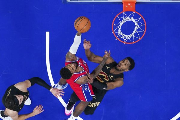 Cavaliers 76ers Basketball 43604.jpg