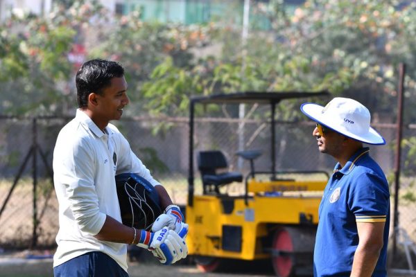 Hyderabad20coach20vineet20saxena20right20having20a20word20with20captain20c.v.20milind20o.jpeg