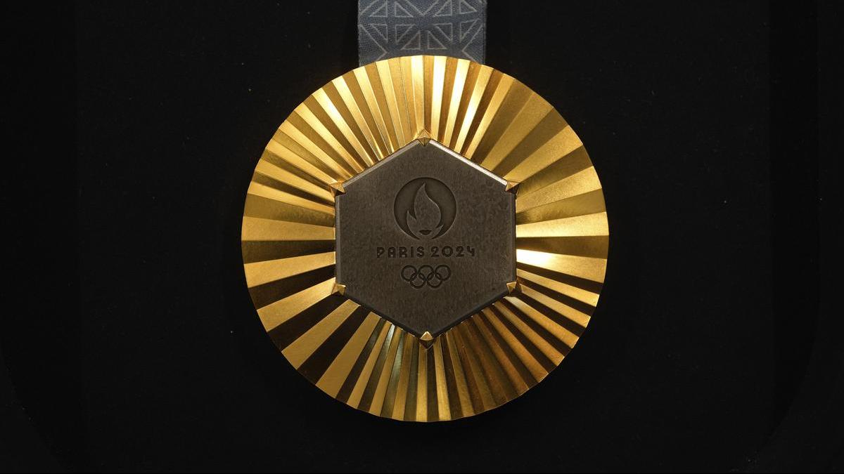 Oly Paris 2024 Medals Eiffel Tower 70934.jpg