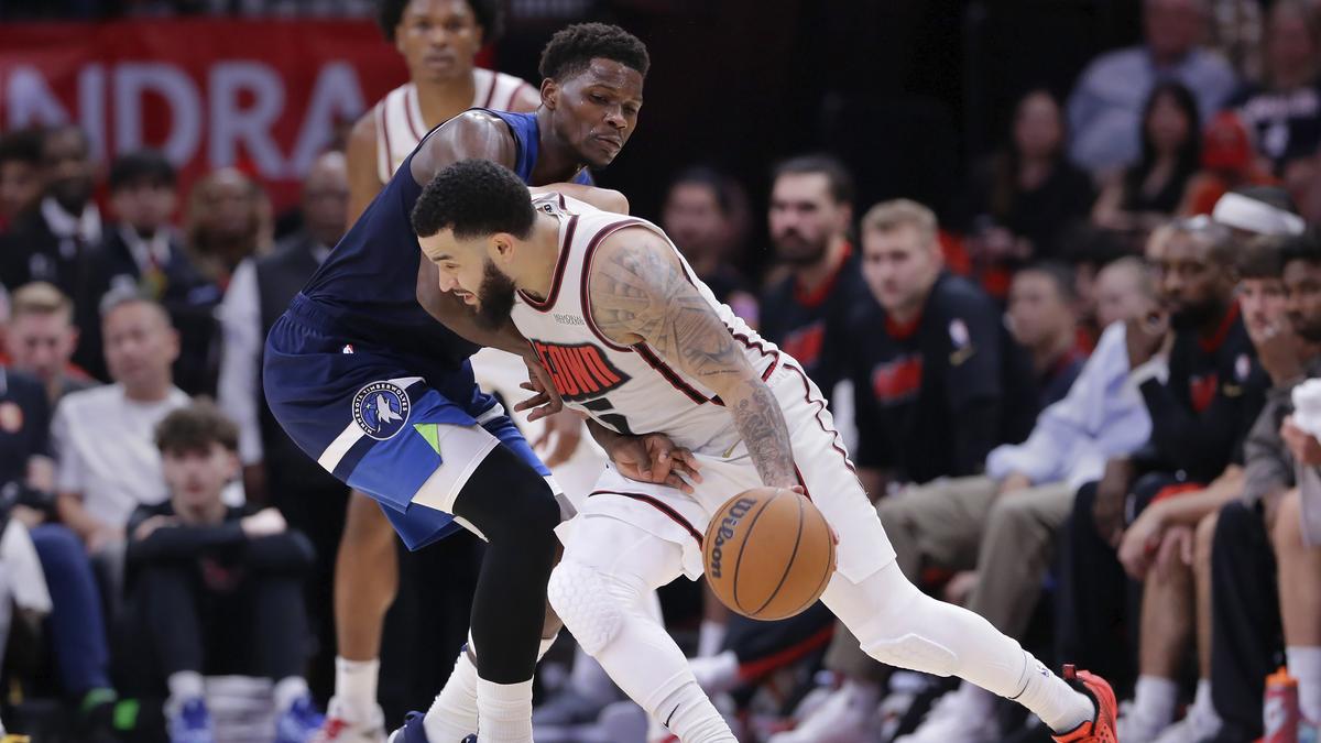 Timberwolves Rockets Basketball 11125.jpg