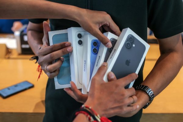 Iphone India Bloomberg 1730198129759.jpg