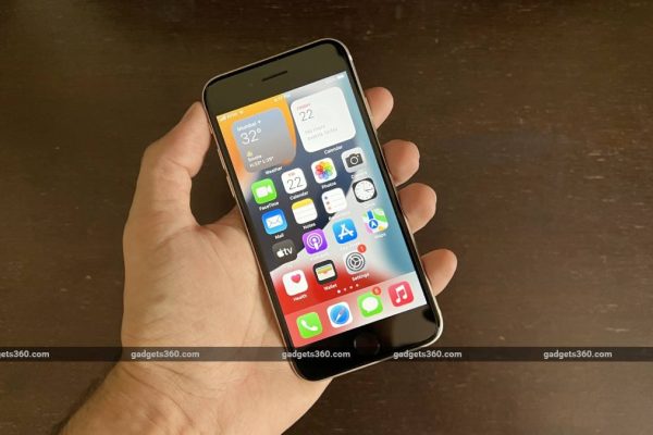 Iphone Se2022 Front Hand Ndtv 1651231959561.jpg