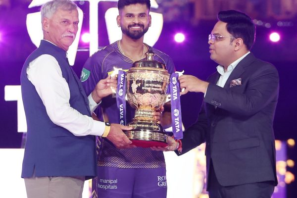 Mnftnca8 Shreyas Iyer Ipl Trophy Bcci 625x300 30 October 24.jpg