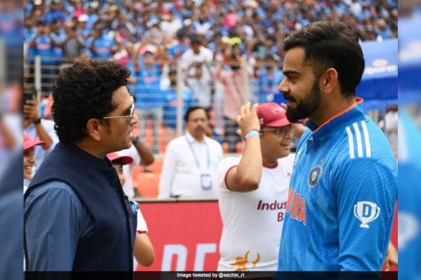 4s7ff8b Virat Kohli Sachin Tendulkar 806 625x300 05 November 23.jpg