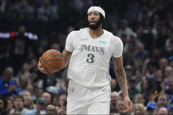 Rockets Mavericks Basketball 31746.jpg