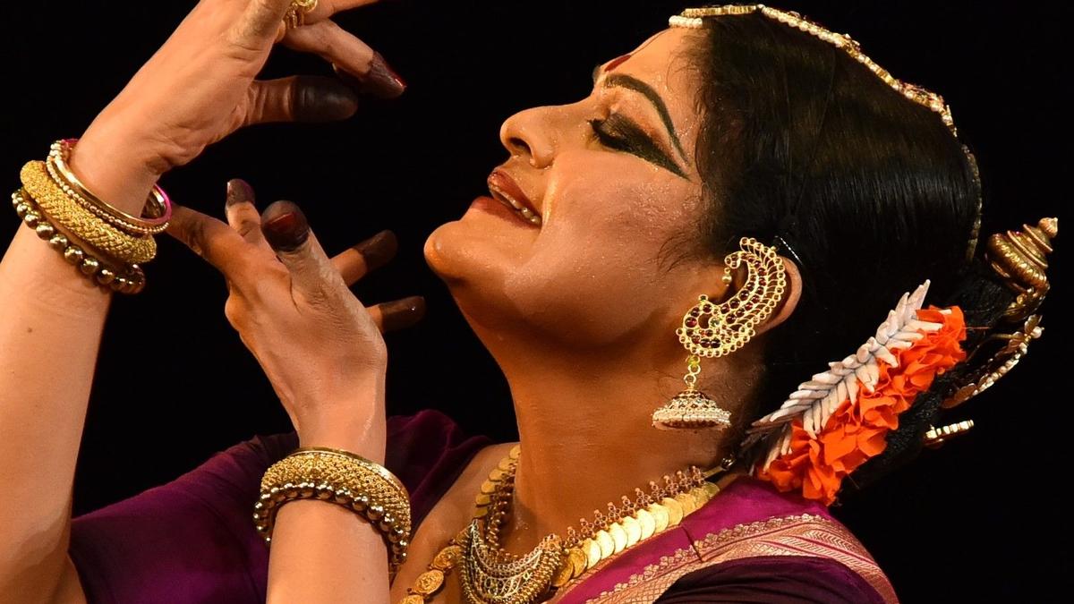 25fr geeta20chandran20tasting20amrit.jpg