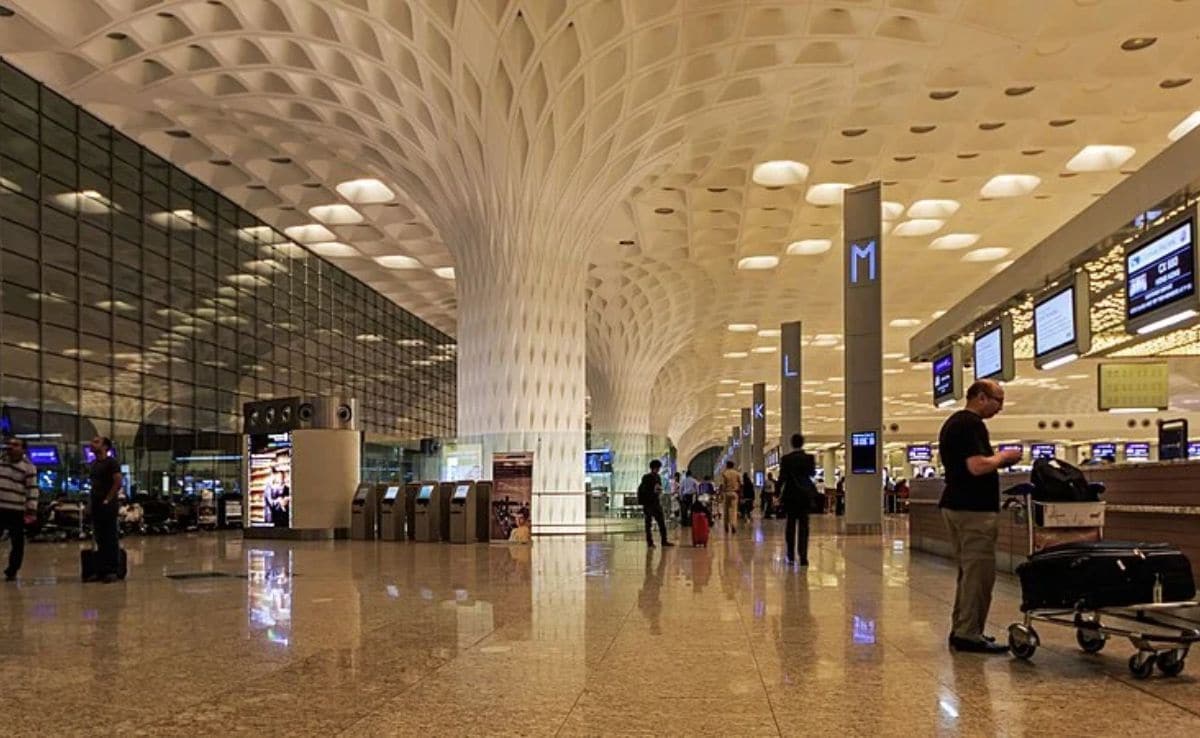 9m4b0bbo Mumbai Airport 625x300 01 April 25.jpg
