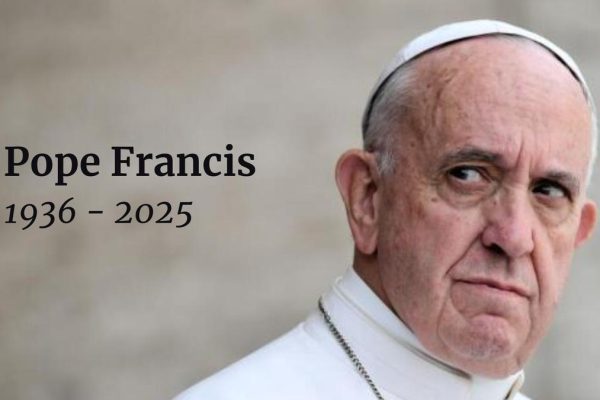 Pope20francis20holding20pic.jpg
