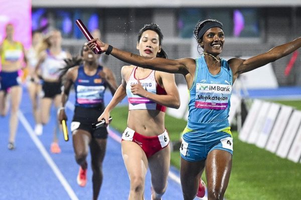 1 316 4 400m relay women final ek1 7164.jpg