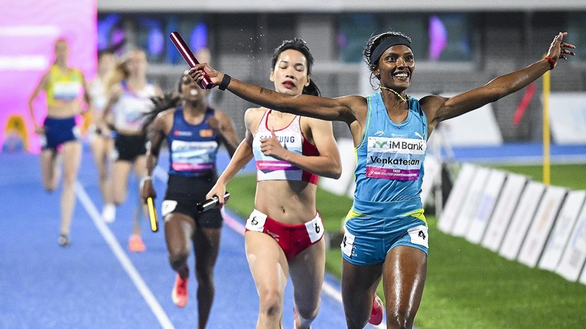 1 316 4 400m relay women final ek1 7164.jpg