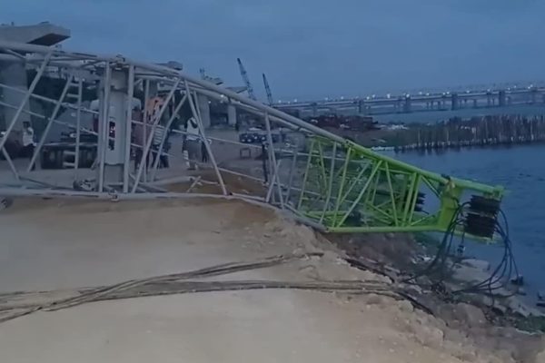 83n8n94s crane 625x300 03 may 25.jpg