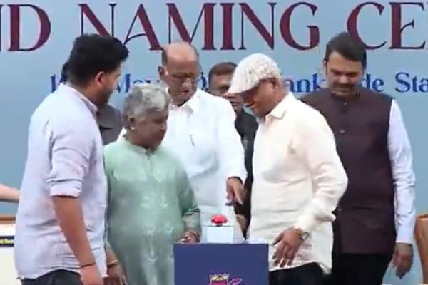 Jai2ioi4 rohit sharma with his parents 625x300 17 may 25.jpg