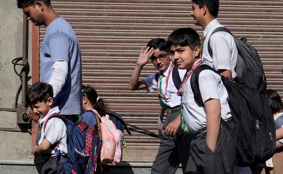 Tk1s9fb4 jk schools reopen pti 625x300 13 may 25.jpg
