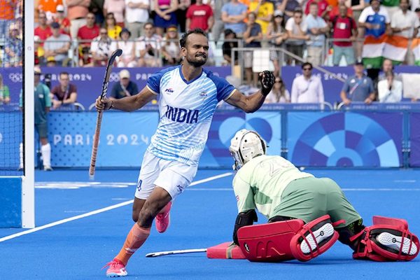 Img th04 hockey lalit 2 1 vfdhn5l5.jpg