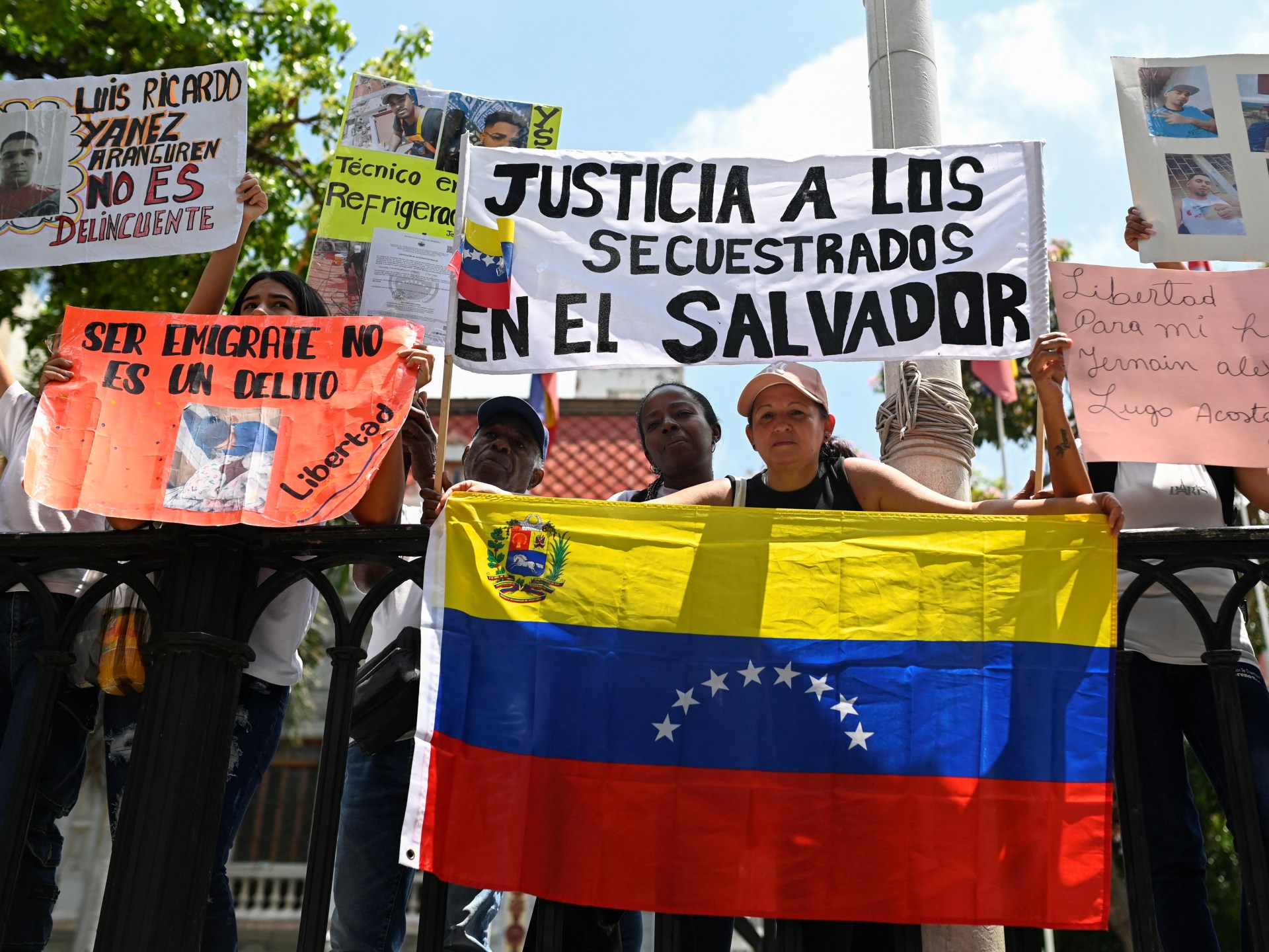 2025 04 15t190647z 1309429200 rc2fydao3888 rtrmadp 3 usa trump migration venezuela protest 175339670.jpeg