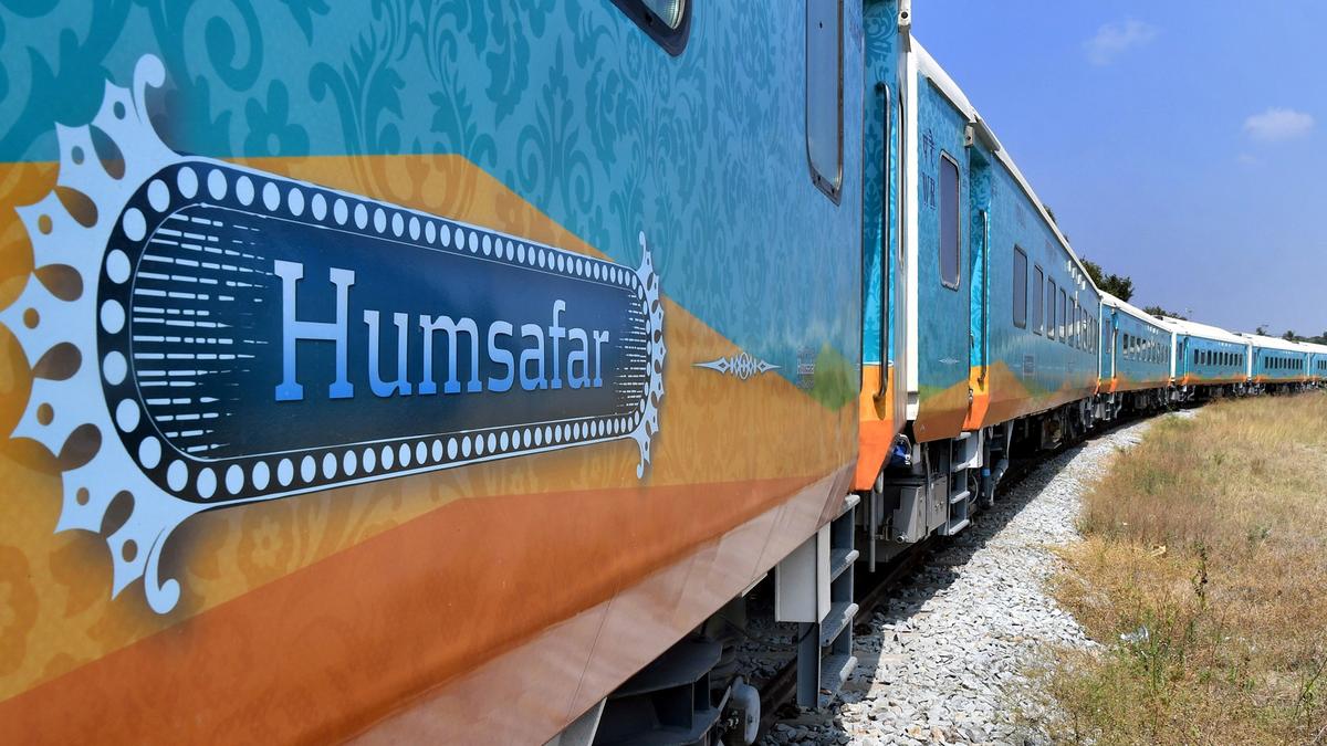 2067 16 2 2018 18 12 21 humsafarnwetrain.jpg