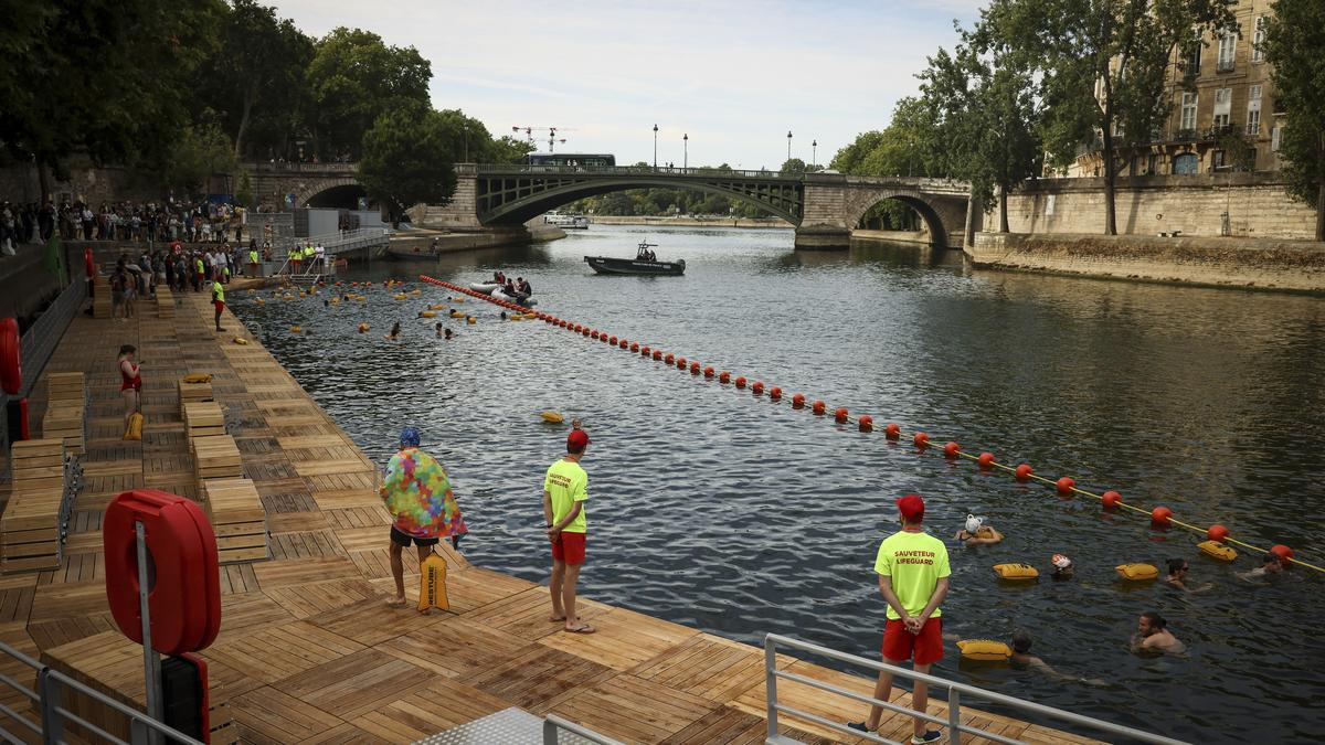 France seine swimming 04782.jpg
