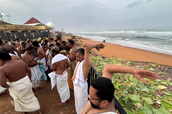 Thousands in Kerala offer ‘bali tharpanam’ on Karkidaka Vavu Bali to honour ancestors and departed souls Whatsapp20image202025 07 2420at2006.27.53.jpeg