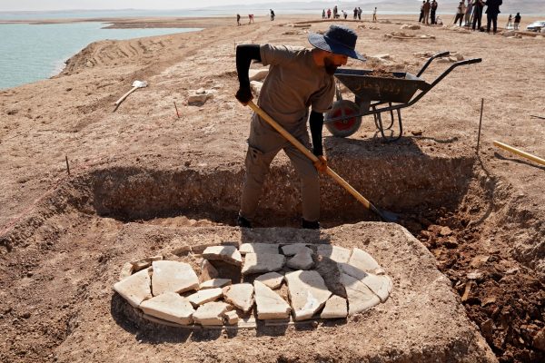 Afp 20250830 72wc7g7 v1 highres iraqclimatedroughtarchaeology 1756622114.jpg