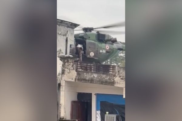 India military helicopter punjab flooding roof collapsing building rescue 1756320604.jpg