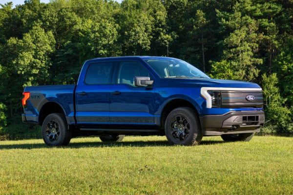 2026 f 150 lightning stx 01.jpg