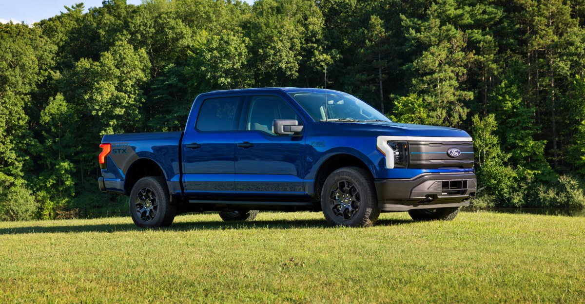 2026 f 150 lightning stx 01.jpg
