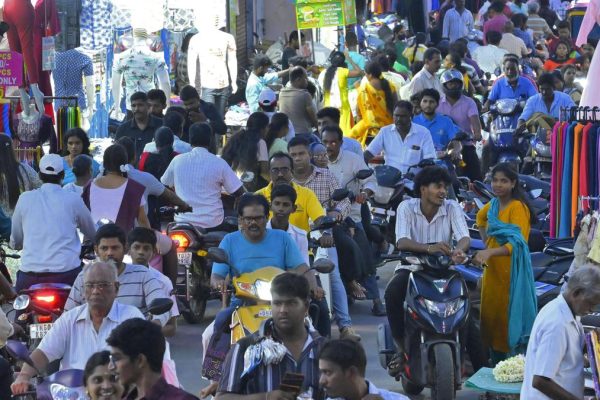 2786 18 10 2025 12 29 0 4 10py18deepavalicrowd4.jpg