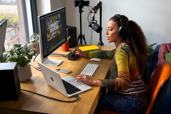 Apple macbook pro 14 in lifestyle podcast 251015.jpg