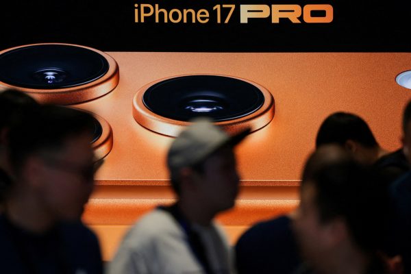 2025 10 31t104337z 1829598612 rc2ougao7xtu rtrmadp 3 apple stocks 1764176418.jpg