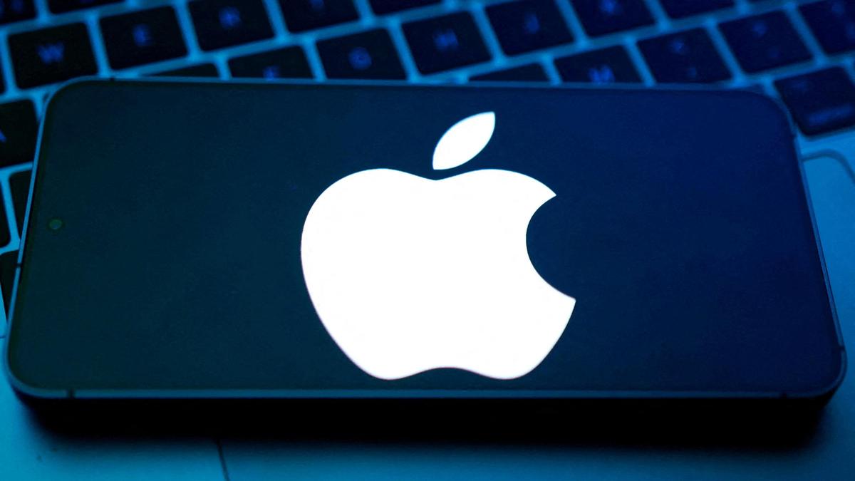 2025 10 30t161904z 1551941523 rc2legajucw9 rtrmadp 3 apple results.jpg